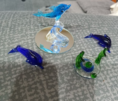Piccole statuine delfini - di, in